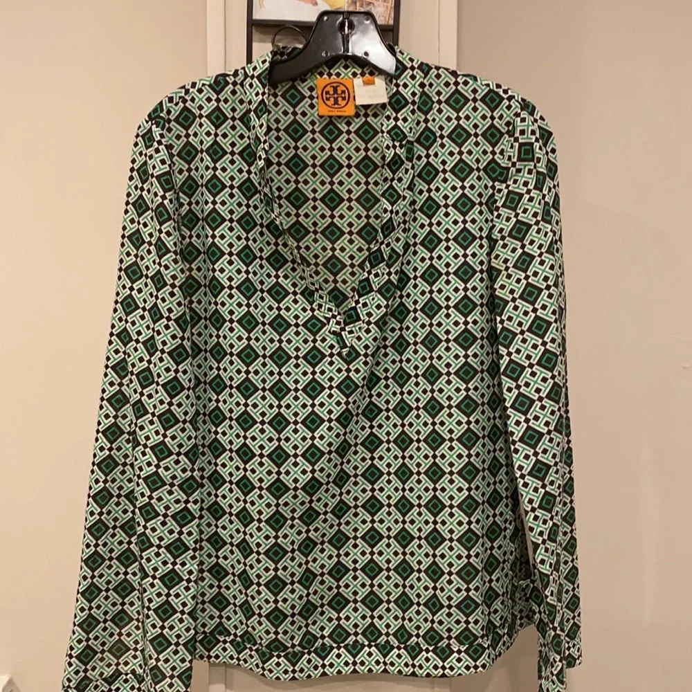 Tory Burch crop tunic logo print blouse side slit  size 6 GC - Picture 5 of 16